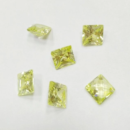 Ювелирный кристалл из фианита, 8х8мм, форма квадрат, нежно-зеленый, 1 шт.