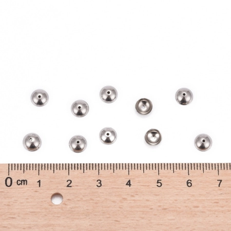 <p>Лаконичный обниматель (шапочка, чашечка) для бусин в форме выпуклого диска, гладкий. Фурнитура для бижутерии из нержавеющей стали (марка 304: используется в пищевой промышленности, не темнеет, не облезает, гипоаллергенная). Оттенок может отличаться от фотографии и в разных поставках. Размер отверстий может отличаться у разных обнимателей. Цена за 50 шт.</p>