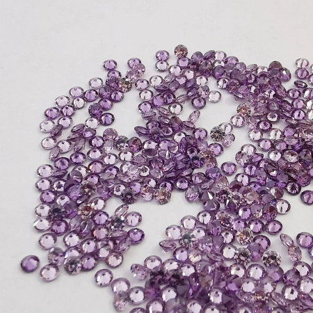 <p>Ювелирные кристаллы (стразы) из фианита (Cubic Zirconia), бриллиантовая огранка. Качество А.
Форма круглая, различные оттенки фиолетового (могут попасться как все фианиты одного цвета, так и разные). Оттенок может отличаться от фотографии и в разных поставках. Цена за 100 шт.</p>