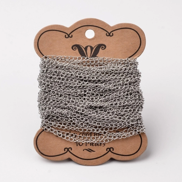 <p>Витая цепочка из нержавеющей стали (марка 304: используется в пищевой промышленности, не окисляется). Оттенок может отличаться от фотографии. Звенья запаяны. Толщина и размер звеньев могут немного отличаться от партии к партии. Ширина звеньев около 3 мм, длина около 4 мм. Отлично подойдет в качестве удлинителей для небольших карабинов или застежек-колец. Цена за 1 метр. При заказе нескольких метров, по возможности, отрезается цельным куском.</p>