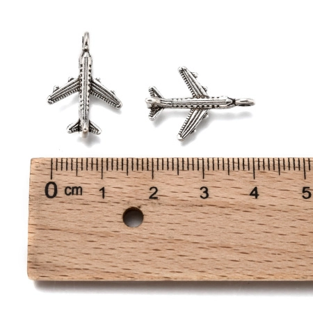 <p>Трехмерная металлическая подвеска самолёт (авиалайнер). Базовый материал - бижутерный металлический сплав на основе цинка, сверху серебристое покрытие с чернением. Оттенок может отличаться от фотографии и в разных поставках. Цена за 10 шт.</p>
