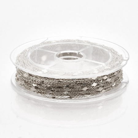 <p>Изящная цепочка с декоративными ромбиками, цвет стальной. Базовый материал - латунь. Звенья запаяны, цепочка довольно крепкая. Хорошо подходит по цвету под тибетское серебро. Размер ромбиков без петелек примерно 4*2.3*0.2 мм, размер звеньев примерно 1.8*1.5 мм. Ромбики могут быть немного неровными, с царапинками на поверхности. Оттенок может отличаться от фотографии и в разных поставках. Цена за 1 метр. При заказе нескольких метров продается цельным куском</p>