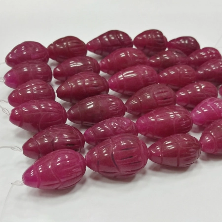 <p>Каменные бусины - капли ручной огранки, на бусинах вырезан орнамент. Натуральный рубин поделочного качества. Оттенок может отличаться от фотографии. На бусинах возможны щербинки и трещинки естественного происхождения, отверстие может быть не ровным. Длина около 19-32 мм, толщина около 12-18 мм. Цена за низку из 5 бусин.</p>