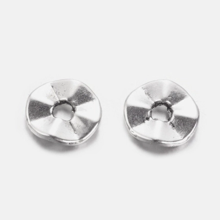 <p>Бусина-разделитель в форме изогнутой (плиссированной) рондели. Изготовлена из бижутерного сплава с серебристым покрытием (стиль тибетское серебро). Оттенок может отличаться от фотографии и в разных поставках. Размер отверстия около 1.8 мм. Цена за упаковку 5 грамм (около 26 штук, фасуются без проверки на дефекты).</p>