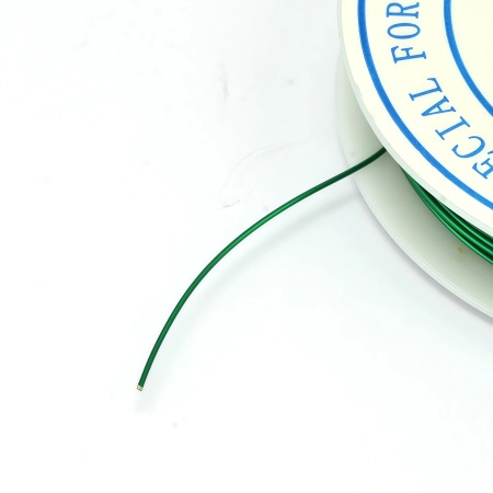 <p>Медная проволока с покрытием изумрудного цвета. Используется для создания украшений, изготовления деревьев и цветов из бисера и камней, и прочих декоративных работ. Намотка может состоять из нескольких частей. Оттенок может отличаться от фотографии и в разных поставках. Цена за катушку, примерно 8 метров.</p>