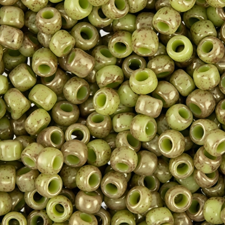 <p>
Японский бисер TOHO Round (круглый Тохо), размер 8/0 (3 мм). Непрозрачный глянцевый пятнистый бисер: салатово-зеленый в бордовую крапинку (Marbled Opaque Avacado/Pink). Оттенок может отличаться от фотографии. Цена за 10 грамм (около 430 бисеринок).
</p>
