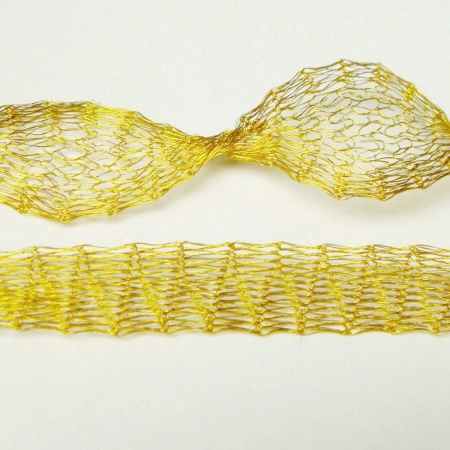 <p>Металлическая ювелирная сетка, сплетена из тонкой медной проволоки, поставляется в сложенном виде, как лента. Цвет золотой. Оттенок может отличаться от фотографии и в разных поставках. Произведена в Турции американской компанией Beadalon (марка Artistic Wire). Цена за отрезок около 80 сантиметров. Поставляется в пластиковой баночке.</p>