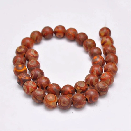 <p>Гладкие круглые бусины из натурального камня - тонированного агата, бусина Дзи Трёхглазая. Бусины имеют матовую поверхность. Оттенок может отличаться от фотографии. Бусины могут немного отличаться по форме и размеру. Низки формируются без проверки каждой бусины на дефекты и без подбора по цвету и рисунку. В низке 34 бусины. Цена за низку.</p>