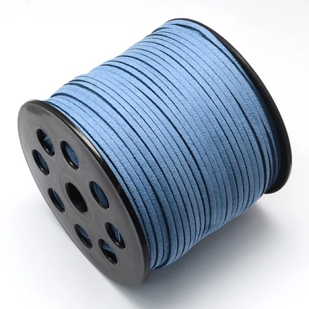 <p>Плоский замшевый шнур, окрашенный в сине-голубой цвет. Оттенок может немного отличаться от представленного на фотографии. Размер шнура может немного отличаться от заявленного. По возможности, продается цельным куском, однако, может поставляться несколькими отрезами. Цена за 5 метров.  </p><p>ВНИМАНИЕ: прокрас может быть неравномерный.</p>