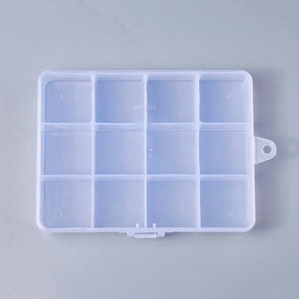 <p>Прямоугольный контейнер (пенал) для хранения фурнитуры из качественного прозрачного пластика с двумя защёлками. У органайзера имеется 12 ячеек с внутренним размером примерно 3*3 см. На торцевой части контейнера имеется петелька для подвешивания. На коробочке возможны небольшие царапинки, пятнышки. Цена за 1 шт.</p>