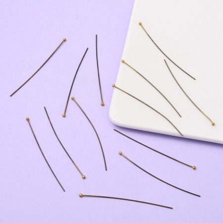 <p>Бюджетные длинные пины с шариком бронзового цвета. Длина около 6 см, диаметр пина около 0,7 мм, диаметр шарика около 1,5-2 мм. Головка на пине может быть расположена не точно по центру, пины могут быть погнуты. Оттенок может отличаться от фотографии и в разных поставках. Цена за 10 грамм (около 45 штук, фасуются без проверки на дефекты).</p>