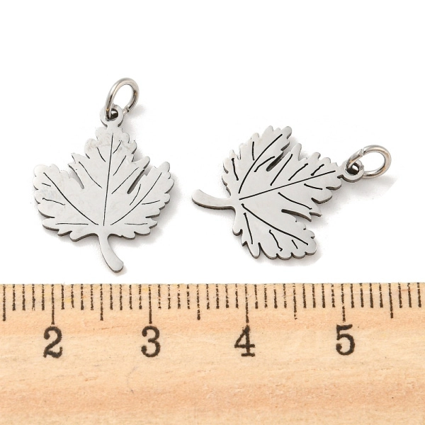 <p>Не темнеющая фурнитура из нержавейки. Эффектная двусторонняя подвеска кленовый лист из нержавеющей гипоаллергенной стали (марка 304: используется в пищевой и медицинской промышленности, не окисляется, не темнеет, не облезает). В комплекте разъёмное соединительное колечко 5*1мм, при желании его можно убрать. Оттенок может отличаться от фотографии и в разных поставках. Цена за 2 шт.</p>