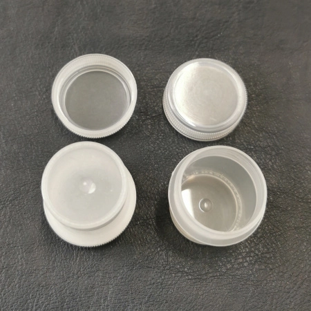 <p>Баночка для хранения бисера, бусин, фурнитуры и т.д. из качественного полупрозрачного пластика. Крышечка плотно завинчивается. Баночка подходит также для жидкостей. На поверхности могут быть небольшие царапинки и потертости. Диаметр баночки 2.6 см. Высота 3.1 см. Диаметр крышки - 3.1 см. Объём около 10 мл. Цена за 5 штук.</p>