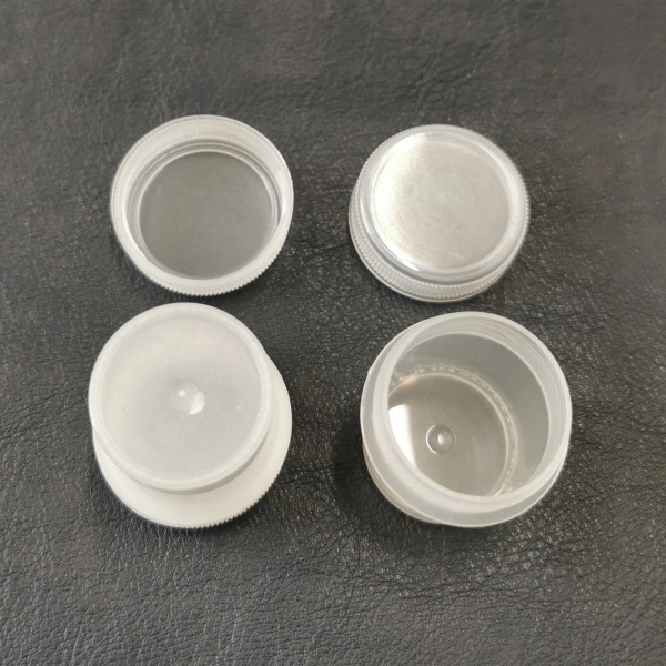 <p>Баночка для хранения бисера, бусин, фурнитуры и т.д. из качественного полупрозрачного пластика. Крышечка плотно завинчивается. Баночка подходит также для жидкостей. На поверхности могут быть небольшие царапинки и потертости. Диаметр баночки 2.6 см. Высота 3.1 см. Диаметр крышки - 3.1 см. Объём около 10 мл. Цена за 5 штук.</p>