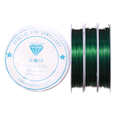 <p>Медная проволока с покрытием изумрудного цвета. Используется для создания украшений, изготовления деревьев и цветов из бисера и камней, и прочих декоративных работ. Намотка может состоять из нескольких частей. Оттенок может отличаться от фотографии и в разных поставках. Цена за катушку, примерно 8 метров.</p>