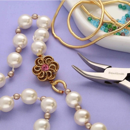 <p>
Гладкая посеребренная проволока-пружинка типа бульонка - канитель с серебристым покрытием. Тип: extra heavy. Толщина, заявленная производителем - 1.8 мм, может немного отличаться в разных поставках. Длина около 30-40 см (канитель нарезана производителем). На проволоке могут периодически встречаться заломы/растянутые участки. Оттенок может отличаться от фотографии и в разных поставках.
</p>