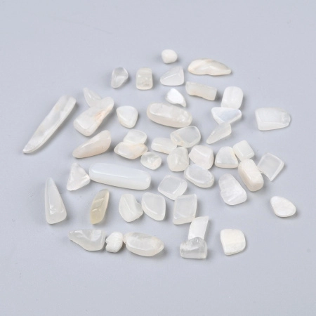 <p>Сколы из камня - натурального белого лунного камня. Без отверстий! Могут существенно отличаться по форме и размеру. Используется для декорирования украшений, шкатулок, картин и т.д. Также ее можно насыпать в стеклянную бутылочку или бижутерную сетку. Оттенок может отличаться от фотографии и в разных поставках. Цена за упаковку 20 грамм (около 60-100 шт.).</p>