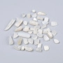 <p>Сколы из камня - натурального белого лунного камня. Без отверстий! Могут существенно отличаться по форме и размеру. Используется для декорирования украшений, шкатулок, картин и т.д. Также ее можно насыпать в стеклянную бутылочку или бижутерную сетку. Оттенок может отличаться от фотографии и в разных поставках. Цена за упаковку 20 грамм (около 60-100 шт.).</p>
