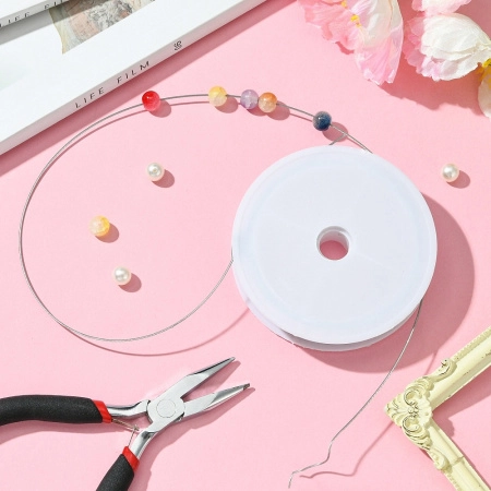 <p>Довольно качественный, очень толстый ювелирный тросик. Толщина около 0.8мм, может немного отличаться от заявленной. Цвет темно-серебристый. Оттенок может отличаться от фотографии и в разных поставках. Цена за катушку около 10 метров.</p>