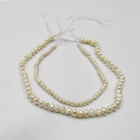 <p>Бусины из культивированного пресноводного жемчуга неправильной формы. Цвет от белого до айвори, оттенок может отличаться от фотографии. Размер бусин примерно 2-4,5 мм. Бусины могут существенно отличаться по форме и размеру. Цена за низку длиной около 12-17 см в зависимости от размера бусин (около 60 жемчужин).</p>