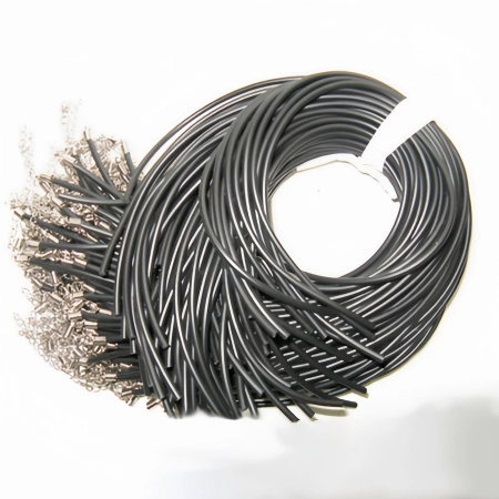 <p>Удобный набор - основа для создания колье, кулона или браслета длиной до 51 см с учетом удлинителя. В набор входит резиновый (каучуковый) шнур черного цвета толщиной 1.5 мм, обжимные концевики - пружинки (пара), застежка-карабин 9*5 мм, удлиняющая цепочка. Фурнитура стального цвета. Цена за 5 наборов.</p>