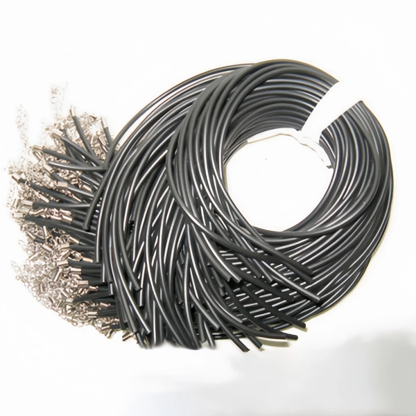 <p>Удобный набор - основа для создания колье, кулона или браслета длиной до 51 см с учетом удлинителя. В набор входит резиновый (каучуковый) шнур черного цвета толщиной 1.5 мм, обжимные концевики - пружинки (пара), застежка-карабин 9*5 мм, удлиняющая цепочка. Фурнитура стального цвета. Цена за 5 наборов.</p>