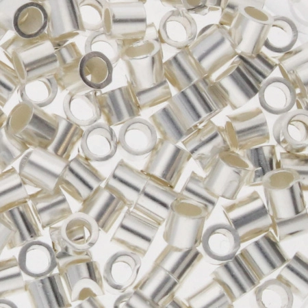 <p>Кримпы - трубочки размером примерно 2*2 мм. Внутренний диаметр около 1.2 мм. Оттенок может отличаться от фотографии и в разных поставках. Могут попадаться помятые кримпы, возможны заусенцы. Произведено американской компанией BeadSmith в Китае. Дизайн упаковки может быть разным в разных поставках. Цена за упаковку - около 100 шт. (фасуются производителем без проверки на брак).</p>