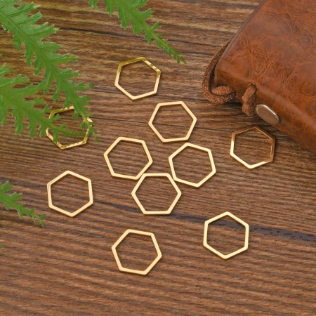 <p>Фурнитура для бижутерии из нержавеющей стали (марка 304) с покрытием золотистого цвета. Соединительный элемент - гексагон (правильный шестиугольник). Также можно использовать как декоративный элемент при работе с сутажем или как неразъемное соединительное колечко. Оттенок может отличаться от фотографии и в разных поставках. Цена за 5 шт.</p><p>ВНИМАНИЕ: на покрытии возможны пятнышки.</p>