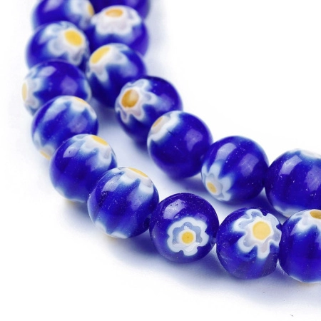 <p>Низка стеклянных бусин ручной работы, выполненных в технике миллефиори. Синие бусины с бело-желтыми цветочками. Оттенок может отличаться от фотографии и от партии к партии. Цена за низку. В низке около 45 бусин.</p>