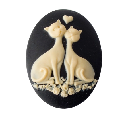 Камея акриловая, 40х30мм, влюбленные кошки, слоновая кость на черном, 1 шт., УЦЕНКА