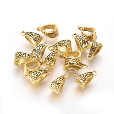 <p>Крупный бейл (держатель для кулона или подвески) с каплеобразным отверстием. Узор напоминает змеиную или крокодилью кожу. Хорошо будет смотреться с широкой лентой или толстым шнуром. Размер отверстия примерно 8.5*5.5 мм. Оттенок может отличаться от фотографии и в разных поставках. Цена за 10 шт.</p>