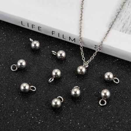 <p>Небольшая тяжеленькая подвеска шарик из нержавеющей гипоаллергенной стали (марка 304: используется в пищевой промышленности, не окисляется, не темнеет, не облезает). У некоторых подвесок петелька разъемная. Можно использовать для декорирования удлинителей. Оттенок может отличаться от фотографии и в разных поставках. Цена за 5 шт.</p>