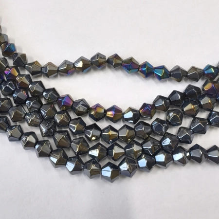 <p>Бюджетные стеклянные граненые бусины - биконусы. Микс серого и бронзового цвета с перламутровым и AB покрытием. Могут попадаться низки с бусинами только серого цвета с небольшим бронзовым отблеском; могут попадаться низки полностью бронзовые с радужным отливом. На фотографиях представлены возможные варианты. Бусины могут немного отличаться по форме и размеру. Оттенок может немного отличаться от фото. Цена за низку около 50 бусин.</p>