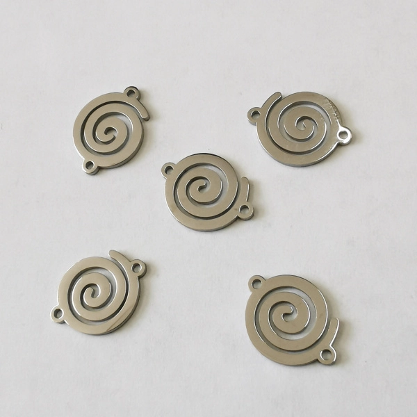 <p>Не темнеющая фурнитура для бижутерии из нержавеющей стали (не окисляется, не облезает). Соединительный элемент в форме спирали с двумя петельками. Оттенок может отличаться от фотографии и в разных поставках. На поверхности возможны небольшие царапинки и пятнышки. Цена за 5 шт.</p>