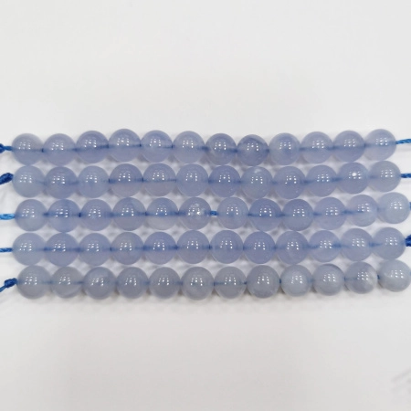 <p>Каменные бусины - гладкие шарики из натурального сапфирина (сине-голубого подвида халцедона). В последней поставке бусины почти без полосок. Бусины могут немного отличаться по форме и размеру. Оттенок может немного отличаться от фотографии. Цена за низку длиной примерно 9 см. В низке около 12 бусин, низки формируются без проверки каждой бусины на дефекты.</p>