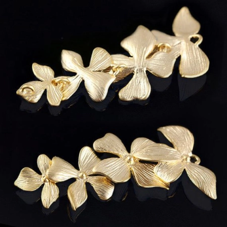 Коннектор, 39х20.5х2мм, Корея, Гортензия, четырехкомпонентная, подвижная, со скрытой петелькой, базовый материал - латунь, матовая позолоченная, 1 шт.