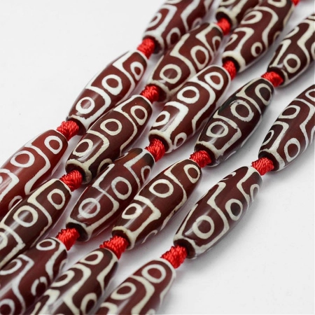 <p>Гладкие вытянутые бусины из натурального камня - тонированного агата, бусина Дзи Девятиглазая. Оттенок может отличаться от фотографии. Бусины могут немного отличаться по форме и размеру. В низке 5 бусин. Низки формируются производителем без проверки каждой бусины на дефекты и подбора по цвету и рисунку. Цена за низку.</p>