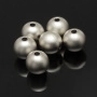 <p>Качественная корейская фурнитура класса люкс. Тяжёленькая среднеразмерная родированная металлическая бусина шарик. Диаметр отверстия - около 1-1.2 мм. Материал латунь, покрытие - родий. Оттенок может отличаться от фотографии и в разных поставках. Степень матовости может отличаться у разных бусин. На покрытии возможны небольшие пятнышки. Производство: Южная Корея. Цена за 2 бусину.</p>