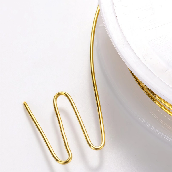 <p>Медная проволока с покрытием золотистого цвета. Оттенок может отличаться от фотографии и в разных поставках. Намотка может состоять из нескольких частей. Цена за катушку около 5 метров.</p><p>Внимание: на покрытии возможны тёмные пятнышки.</p>