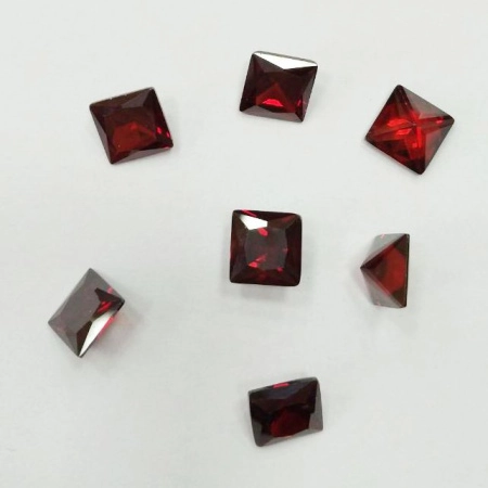 Ювелирный кристалл из фианита, 8х8мм, форма квадрат, темный оранжево-красный, 1 шт.