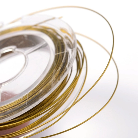 <p>Бюджетный ювелирный тросик в нейлоновой оплетке. Цвет бронзово-золотистый. Оттенок может отличаться от фотографии и в разных поставках. Цена за 2 катушки около 9-10 метров. </p>