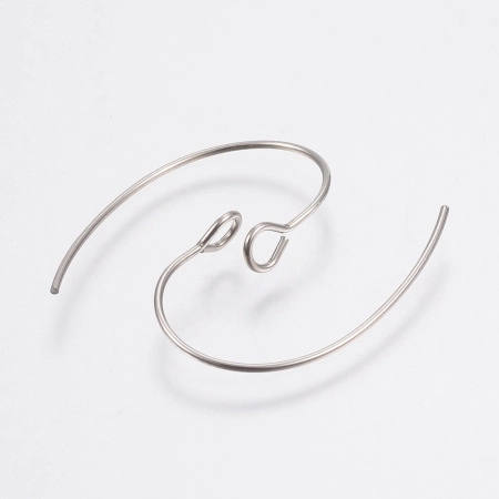 <p>Не темнеющая фурнитура из нержавеющей стали (марка 304: используется в пищевой и медицинской промышленности, гипоаллергенная, не окисляется). Необычные открытые основы для серег - U-образные удлиненные крючки. Оттенок может отличаться от фотографии и в разных поставках. Цена за пару.</p>