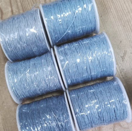 Шнур хлопковый вощеный, около 1мм, серо-голубой, 84 метра, катушка <p>Катушка вощеного шнура, цвет серо-голубой (оттенок может немного отличаться от представленного на фото и в разных поставках). Шнур в намотке может состоять из нескольких частей. Толщина 1±0,2 мм. Намотка может состоять из нескольких частей. Цена за 1 катушку (около 84 метров).</p>