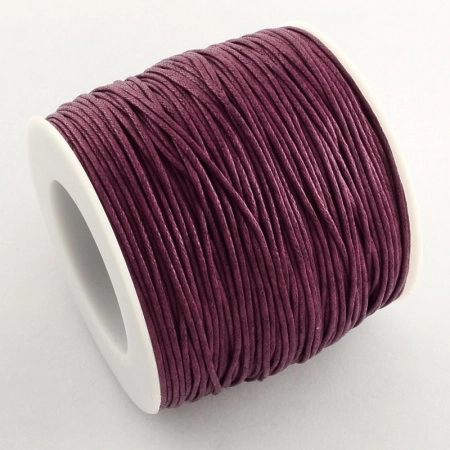 <p>Катушка вощеного шнура, цвет баклажановый. Оттенок может отличаться от фотографии и в разных поставках. Шнур в намотке может состоять из нескольких частей. Толщина 1±0,2 мм. Производство Китай. Намотка может состоять из нескольких частей. Цена за 1 катушку (около 90 метров).</p>