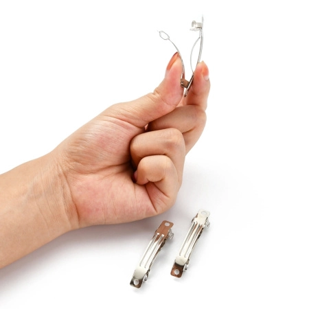 <p>Небольшая бюджетная основа для декорирования, заколка-автомат. Цвет стальной. Оттенок может отличаться от фотографии и в разных поставках. Длина платформы примерно 50 мм, ширина около 7 мм. По краям платформы имеется 2 отверстия. Декор можно приклеить или пришить. Цена за 10 штук.</p>