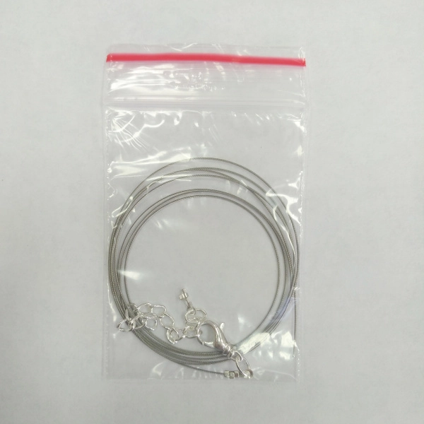 <p>Набор для сборки колье, бус или браслета длиной до 107 см. В набор входит 7-жильный ювелирный тросик японского производства толщиной 0.48мм (сталь с нейлоновым покрытием) - около 1 метра, обжимные концевики с соединительными колечками (пара), застежка-карабин с вращающимся основанием 14*7мм и удлиняющая цепочка с подвеской-капелькой на конце (длина удлинителя около 4.5-6 см). Вся фурнитура посеребренная. Оттенок может отличаться от фотографии и в разных поставках. Цена за 1 набор.</p>