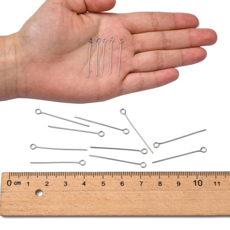 <p>Пины с ушком из нержавеющей стали (марка 304: используется в пищевой промышленности, не окисляется). Длина около 30 мм, диаметр пина 0,6 мм. Оттенок может отличаться от фотографии и в разных поставках. Цена за 5 грамм (около 60 шт.)</p>