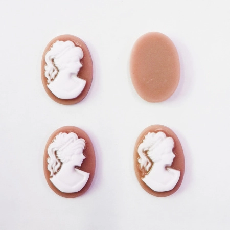 <p>Бюджетная акриловая камея с изображением девушки. Камеи могут немного отличаться по цвету и рисунку. В один заказ мы стараемся класть одинаковые камеи. Производство - Китай. Цена за 10 шт.</p>