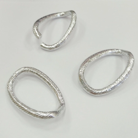 <p>Крупный эффектный соединительный элемент в форме звена цепи. Несмотря на довольно большой размер, благодаря тому, что элемент алюминиевый, он очень легкий, хорошо подойдет для сережек, колье. Цвет: светлое серебро, за счет витого узора коннектор имеет красивый блеск. Оттенок может отличаться от фотографии. Цена за 5 шт.</p>