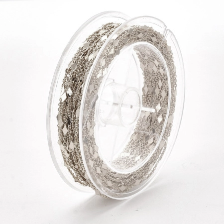 <p>Изящная цепочка с декоративными ромбиками, цвет стальной. Базовый материал - латунь. Звенья запаяны, цепочка довольно крепкая. Хорошо подходит по цвету под тибетское серебро. Размер ромбиков без петелек примерно 4*2.3*0.2 мм, размер звеньев примерно 1.8*1.5 мм. Ромбики могут быть немного неровными, с царапинками на поверхности. Оттенок может отличаться от фотографии и в разных поставках. Цена за 1 метр. При заказе нескольких метров продается цельным куском</p>